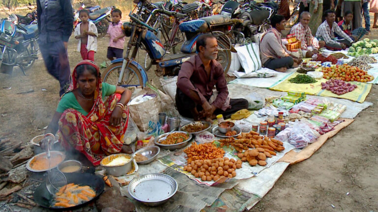 आंध्र प्रदेश: शेड होने के बावजूद आदिवासी सड़को पर क्यों लगा रहे है बाजार
