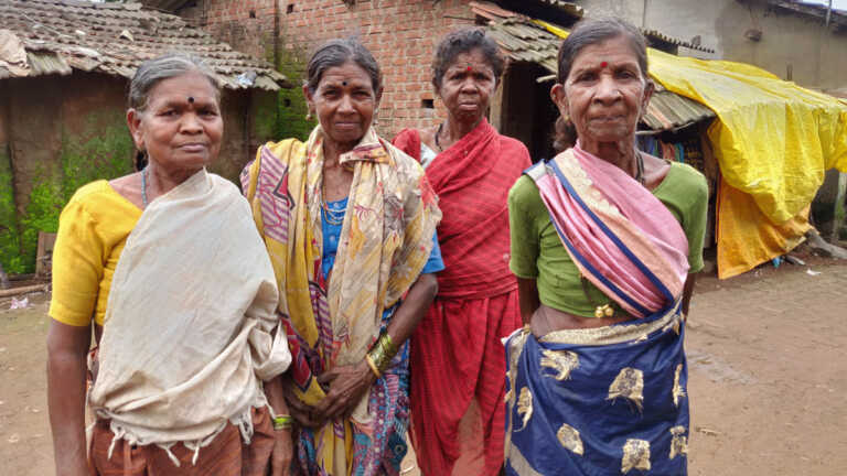 अधिकारियों की ग़लती ने किया आदिवासियों को वृद्धावस्था पेंशन से वंचित