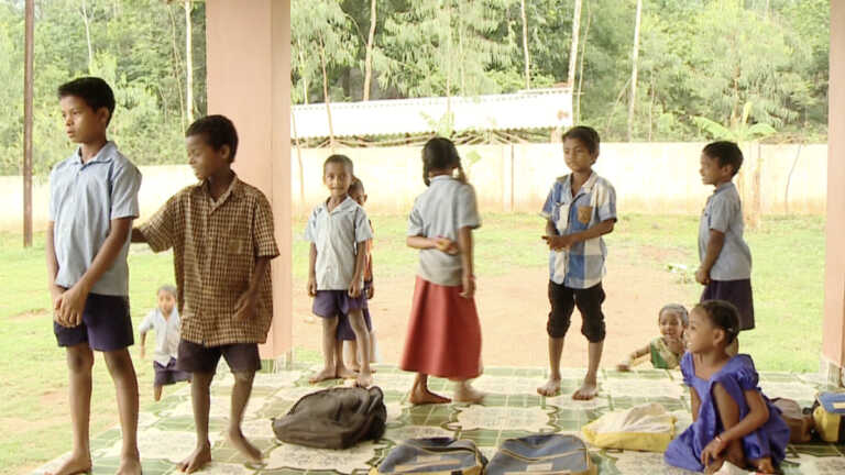 स्कूल खुलने के बाद भी क्यों अभी तक नीलांबुर के आदिवासी छात्रों की पहुंच से है दूर