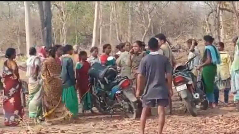तेलंगाना में पोडु भूमि को लेकर आदिवासियों और वन विभाग अधिकारियों के बीच झड़प