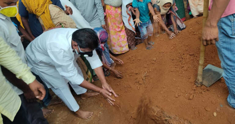 महाराष्ट्र के आदिवासी इलाक़ों में कोविड की दूसरी लहर में मौत 4 गुना बढ़ीं