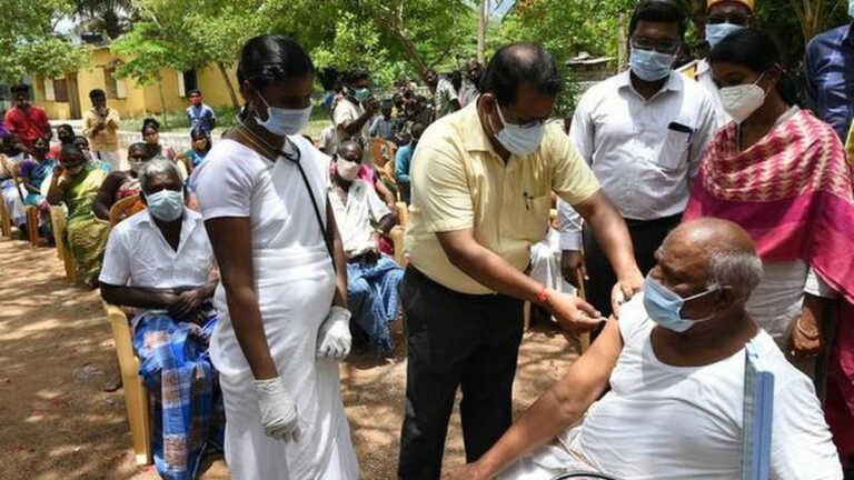 कई आदिवासी-बहुल जिलों में कोविड-19 टीकाकरण कवरेज क्यों है पीछे