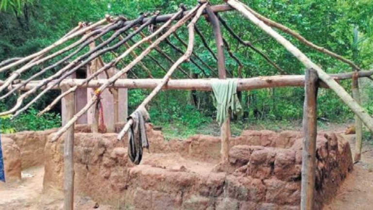 बारिश में ढही आदिवासी दम्पति की झोपड़ी, तो शौचालय को बनाया घर