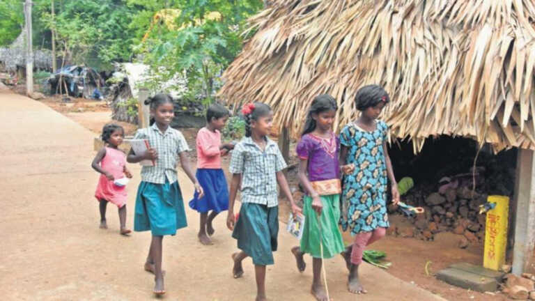 तमिलनाडु: आदिवासी बच्चों के लिए स्कूल की राह बेहद मुश्किल, लेकिन पढ़ने-लिखने की ललक है बरक़रार