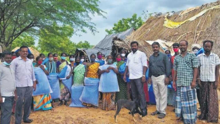 तमिलनाडु: प्रशासन ने किया अनदेखा, तो सरकारी स्कूल के शिक्षकों ने की आदिवासियों की मदद