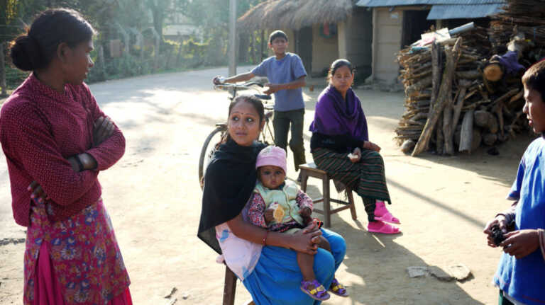 थारू आदिवासी इलाक़ों में अभियान कमज़ोर, ना वैक्सीन और ना ही मोबाइल नेटवर्क