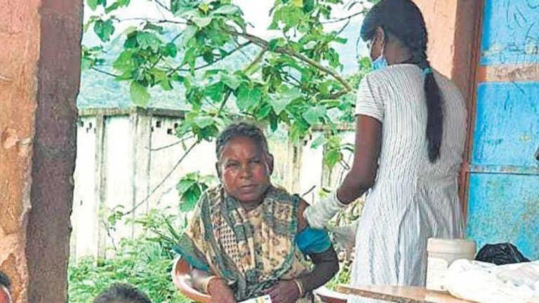 पश्चिम बंगाल: मास्टरजी का ‘वैक्सीन रथ’ बना आदिवासी औरतों के लिए वरदान