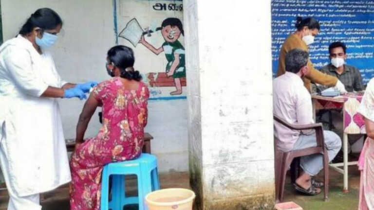 तमिलनाडु: स्वास्थ्यकर्मियों ने भारी बारिश का सामना कर आठ आदिवासी बस्तियों के 200 से ज़्यादा लोगों को लगाया कोविड वैक्सीन