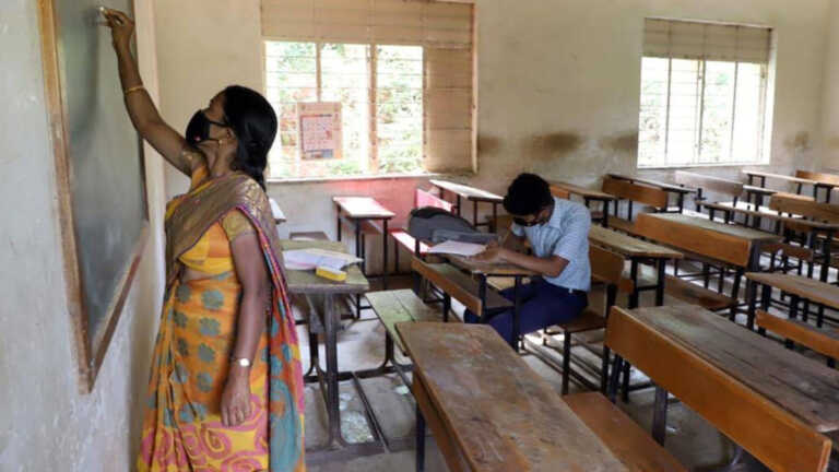 तमिल नाडु: जब बाक़ी स्कूल खुले, तो आदिवासी बस्ती का स्कूल बंद हो गया