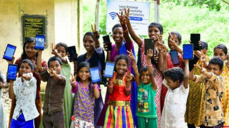 केरल के जंगल में आदिवासी बच्चों को मिली उम्मीद की टैबलेट