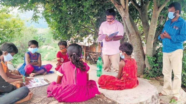 कोयंबत्तूर: सरकारी स्कूल के दो शिक्षक दे रहे हैं आदिवासी बच्चों की पढ़ाई पर ख़ास ध्यान