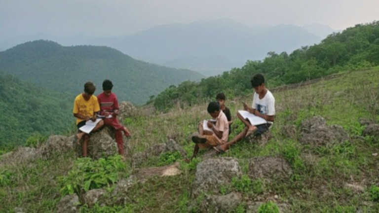 गोवा से लेकर ओडिशा तक आदिवासी इलाक़ों का एक ही हाल, न है इंटरनेट, न हो रही है पढ़ाई