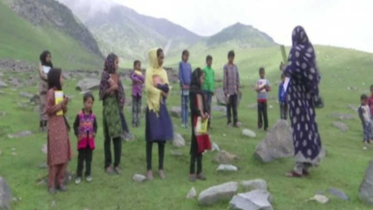 जम्मू-कश्मीर: बुनियादी सुविधाएं नहीं हैं, लेकिन प्रशासन आदिवासी छात्रों के लिए सामुदायिक क्लास चलाने के लिए वाहवाही चाहता है