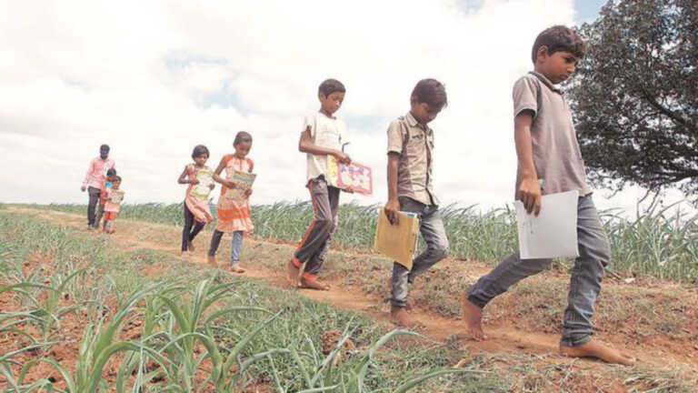 विशाखापत्तनम: स्कूल में इमारत नहीं, वहां पहुंचने के लिए सड़क भी नहीं, आदिवासी बच्चे आगे कैसे बढ़ें