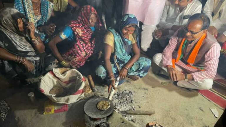 दिग्विजय सिंह ने सीएम शिवराज सिंह का आदिवासी महिला के घर खाने को कहा ‘मामू की नाटक नौटंकी’