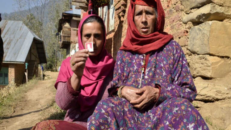 जम्मू कश्मीरः आतंकियों की मदद के आरोप में तीन आदिवासी गिरफ्तार, पुलिस के दावों पर उठ रहे सवाल