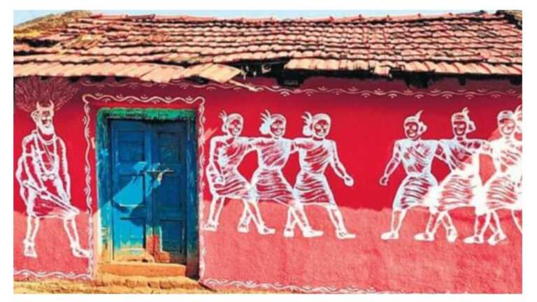 तेलंगाना के इस आदिवासी गांव की हर दीवार कुछ कहती है