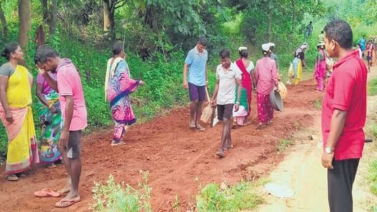 आंध्र प्रदेश: आदिवासियों ने खुद ही शुरू किया सड़क निर्माण का काम
