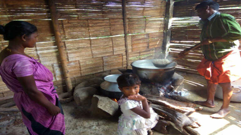 5 महीने राशन नहीं मिलने पर धरने पर बैठा आदिवासी परिवार