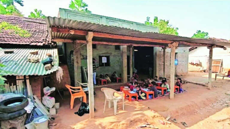 तमिलनाडु:आदिवासी स्कूल में भरा बारिश का पानी, कई वर्षो नहीं हुई मरम्मत