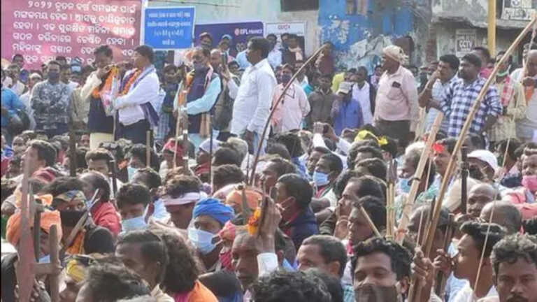 ओडिशा पंचायत चुनाव के लिए कोटा में कटौती के खिलाफ आदिवासियों का प्रदर्शन