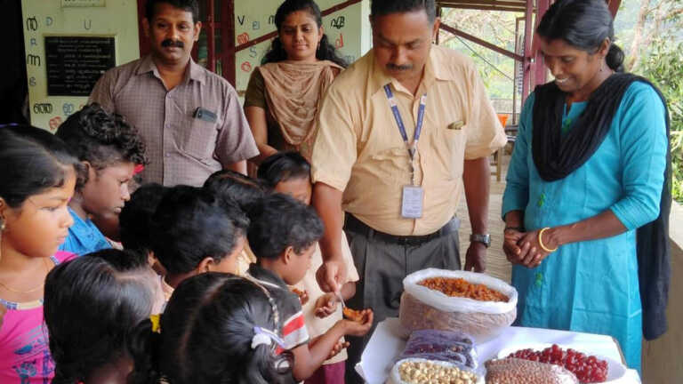 केरल: स्कूल बंद रहने पर भी आदिवासी बच्चों को मिलेगा भोजन, हेडमास्टर ने शुरु की योजना