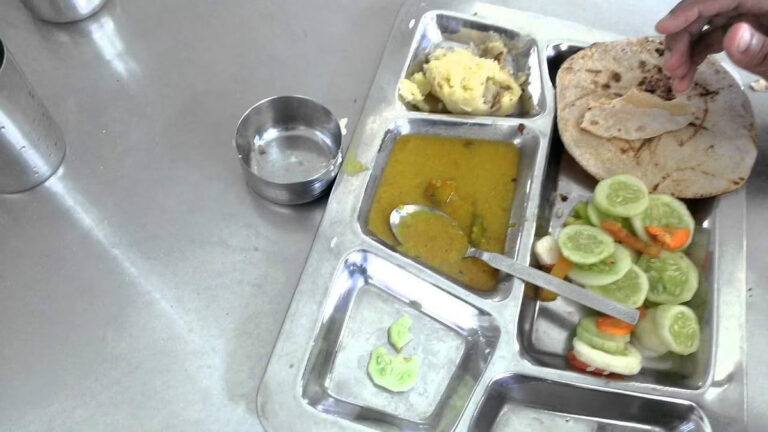 मध्य प्रदेश: एकलव्य आदिवासी स्कूल मेस का खाना खाकर बीमार पड़े 100 से ज्यादा छात्र अस्पताल में भर्ती