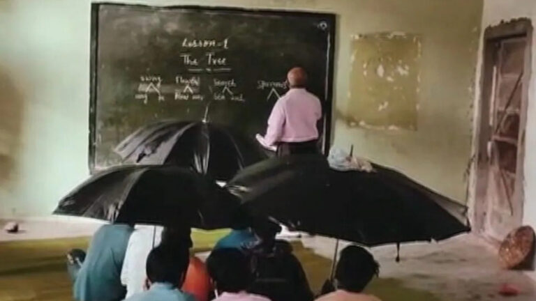 मध्य प्रदेश: स्कूल की छत से टपकता पानी, बच्चे छाता लेकर पढ़ाई करने को मजबूर