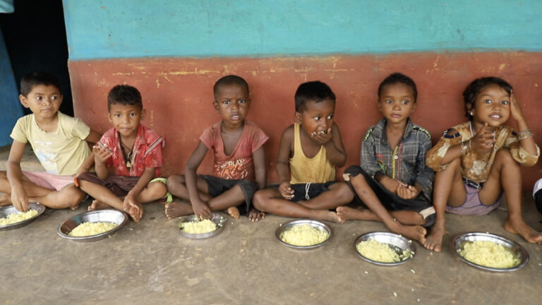 तेलंगाना के आदिवासी स्कूल में परोसा गया सड़ा खाना, 450 छात्रों ने निकाली विरोध रैली