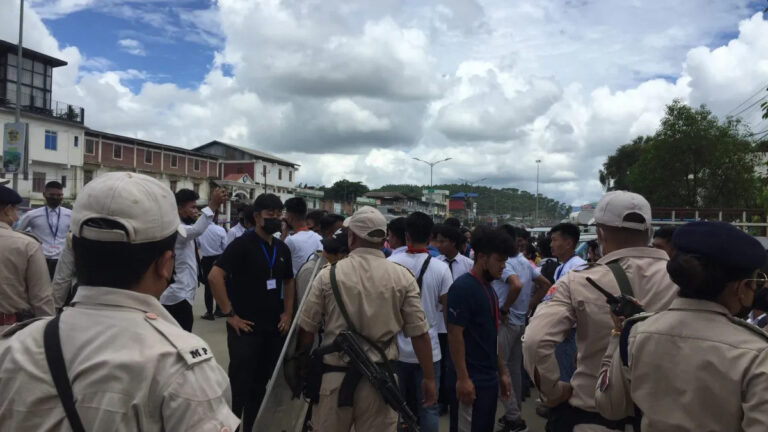 मणिपुर: इंफाल में पुलिस के लाठीचार्ज में तीस आदिवासी छात्र घायल
