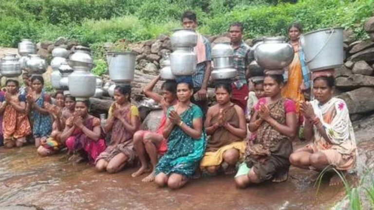 आज़ादी के 75 साल पूरे हुए, मगर आदिवासी गांव में पीने का पानी नहीं पहुंचा