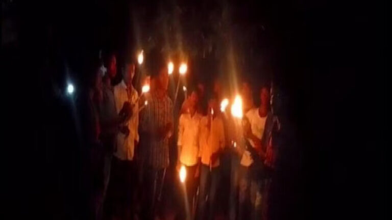 बिजली कनेक्शन की मांग को लेकर अल्लूरी में आदिवासियों का प्रदर्शन