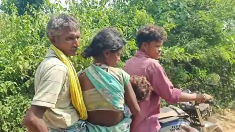 तेलंगाना:अस्पताल ने एंबुलेंस देने से किया इनकार, बेटी के शव को बाइक पर लेकर गया आदिवासी परिवार