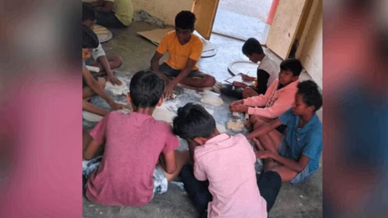 <strong>आंध्र प्रदेश के श्रीकाकुलम में कर्मचारियों की कमी, आदिवासी छात्र हॉस्टल में खाना बनाने को मजबूर</strong>