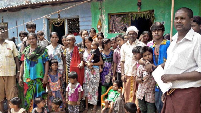 कर्नाटक के हक्की-पिक्की और इरुला आदिवासियों को मिला भूमि अधिकार