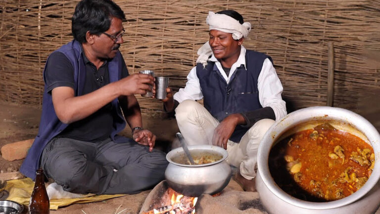 बैगा आदिवासियों के साथ देसी चिकन और देसी महुआ का स्वाद