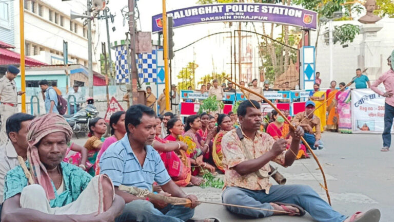 बालुरघाट: आदिवासी महिलाओं को दंडवत कराने के खिलाफ विरोध प्रदर्शन तेज़