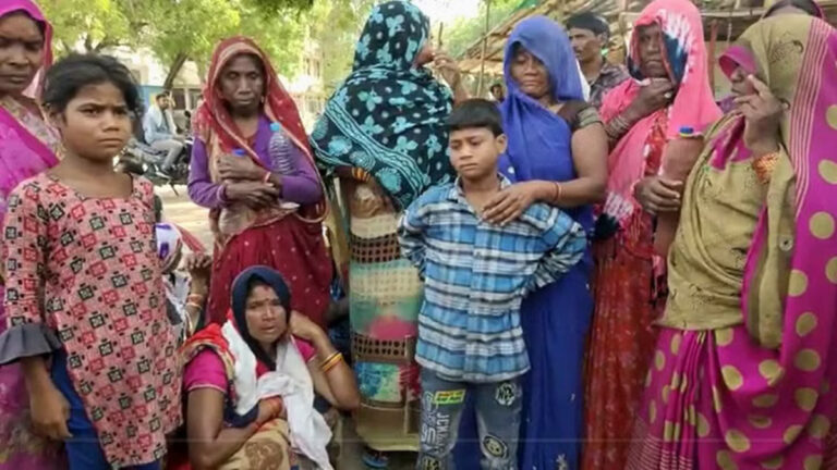 मध्य प्रदेश: केन-बेतवा लिंक परियोजना के विरोध में धरने पर बैठे आदिवासियों पर लाठीचार्ज