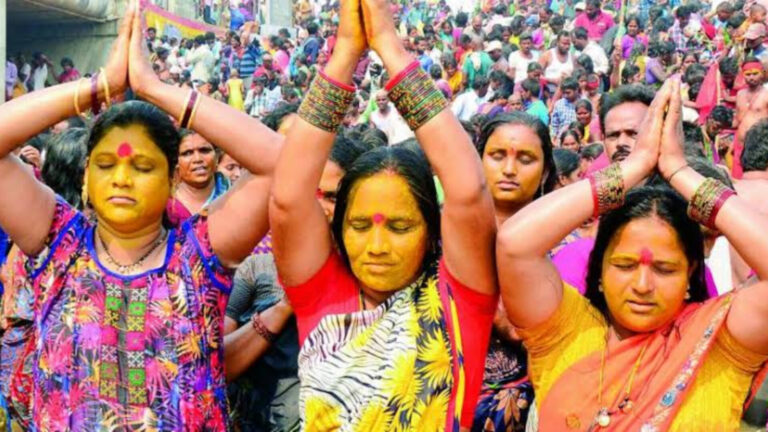 तेलंगाना: भारत का ये सबसे बड़ा आदिवासी त्योहार राष्ट्रीय दर्जे का कर रहा है इंतजार
