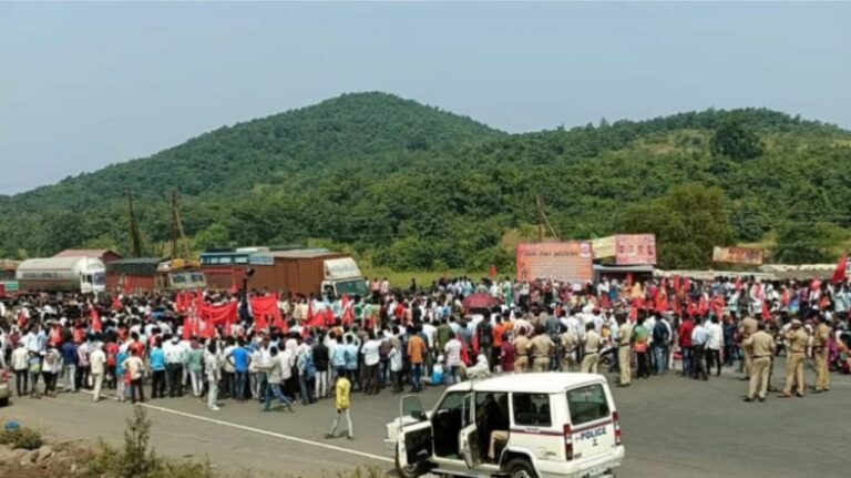 महाराष्ट्र: वाधवन बंदरगाह रद्द करने समेत अन्य मांगों को लेकर आदिवासी समूहों ने मुंबई-अहमदाबाद राजमार्ग पर रास्ता रोको प्रदर्शन किया