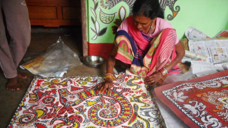 झारखंड: घर, कागज और कपड़ों में जिंदा है सोहराई कला