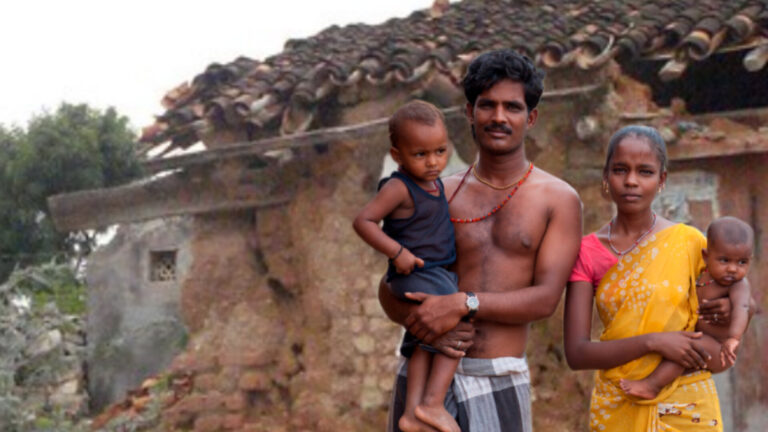 तमिलनाडु के इस आदिवासी गांव में 27 साल पहले बने घर ढहने की कगार पर
