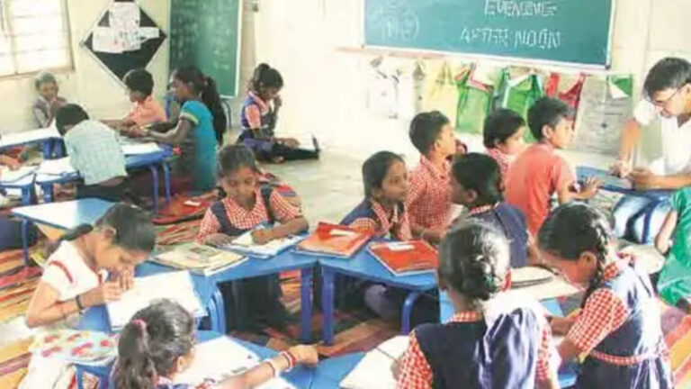 गुजरात: नर्मदा के स्कूलों में बच्चों को स्थानीय आदिवाासी बोलियों में पढ़ाया जा रहा