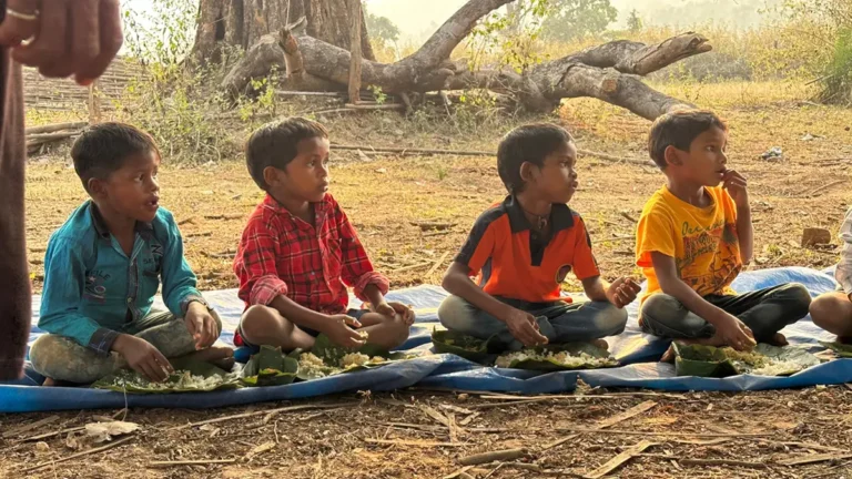 आदिवासी छात्रों को भोजन के नाम पर बीमारियां दी जा रही