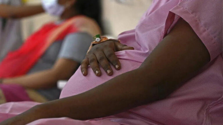 मध्य प्रदेश : क्यों गर्भवती आदिवासी महिला को अस्पताल के बाहर ही देना पड़ा बच्चे को जन्म?