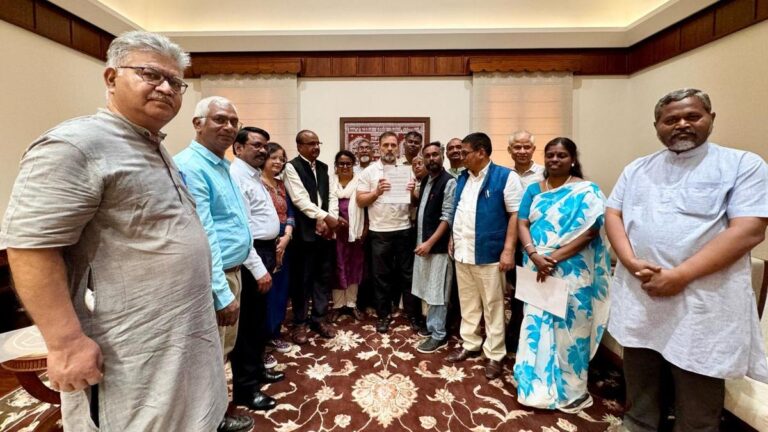 दलितों-आदिवासियों की योजनाओं के लिए बजट हिस्सेदारी तय करने का कानून बने: राहुल गांधी