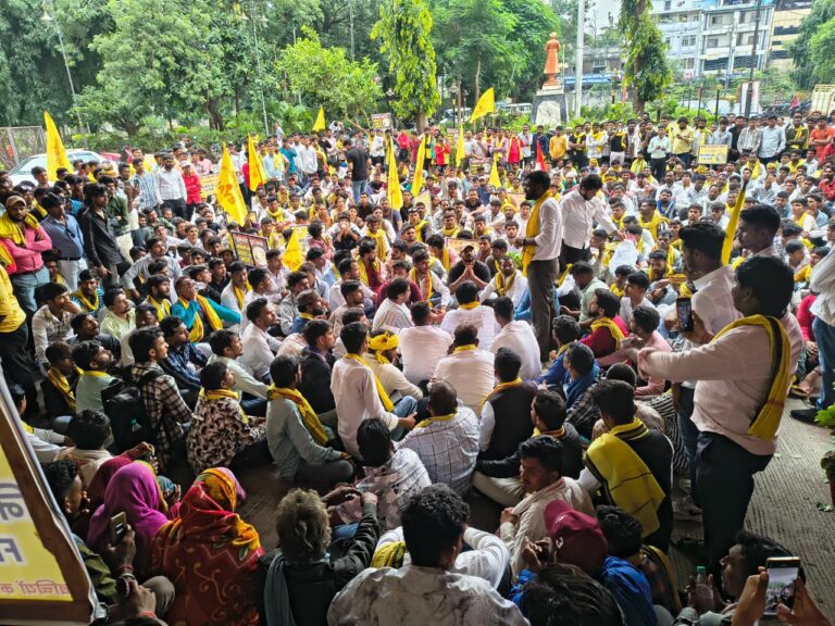 इंदौर अस्पताल के बाहर अनिश्चितकालीन प्रदर्शन
