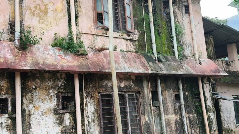 मूलभूत सुविधाओं के इंतज़ार में थिरुनेल्ली की आदिवासी छात्राएं