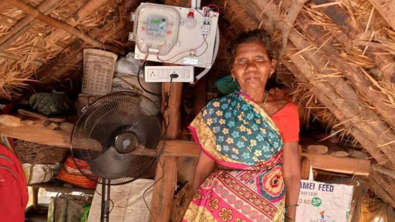 आंध्र प्रदेश के एक आदिवासी गांव में 1947 के बाद पहली बार बिजली आई