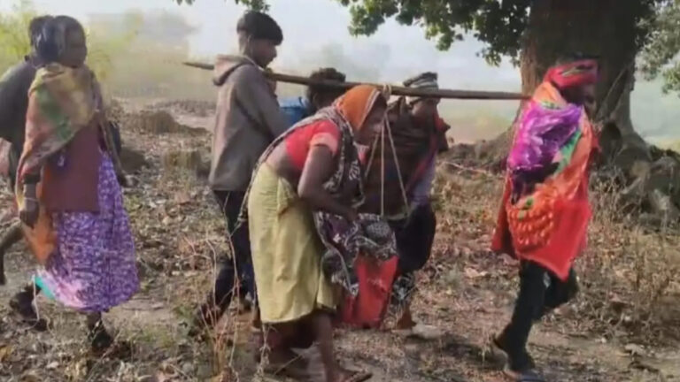झारखंड के गुमला में सड़क की सुविधा न होने के कारण गर्भवती आदिवासी महिला की मौत